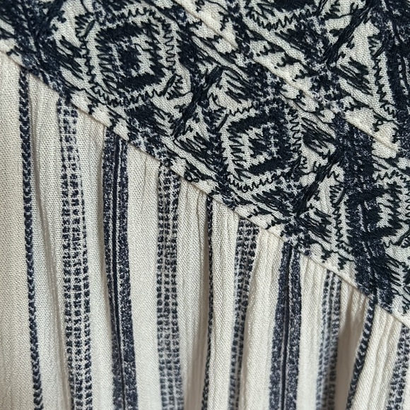 Knox Rose Embroidered Top - Picture 4 of 8